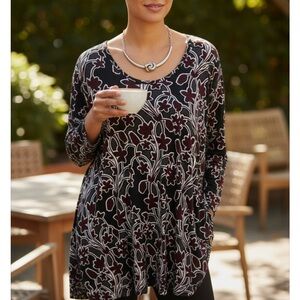 LORD & TAYLOR WOMEN’S SIZE 2X, 3/4 SLEEVES BLACK & RED PATTERN TOP LIGHLY USED.